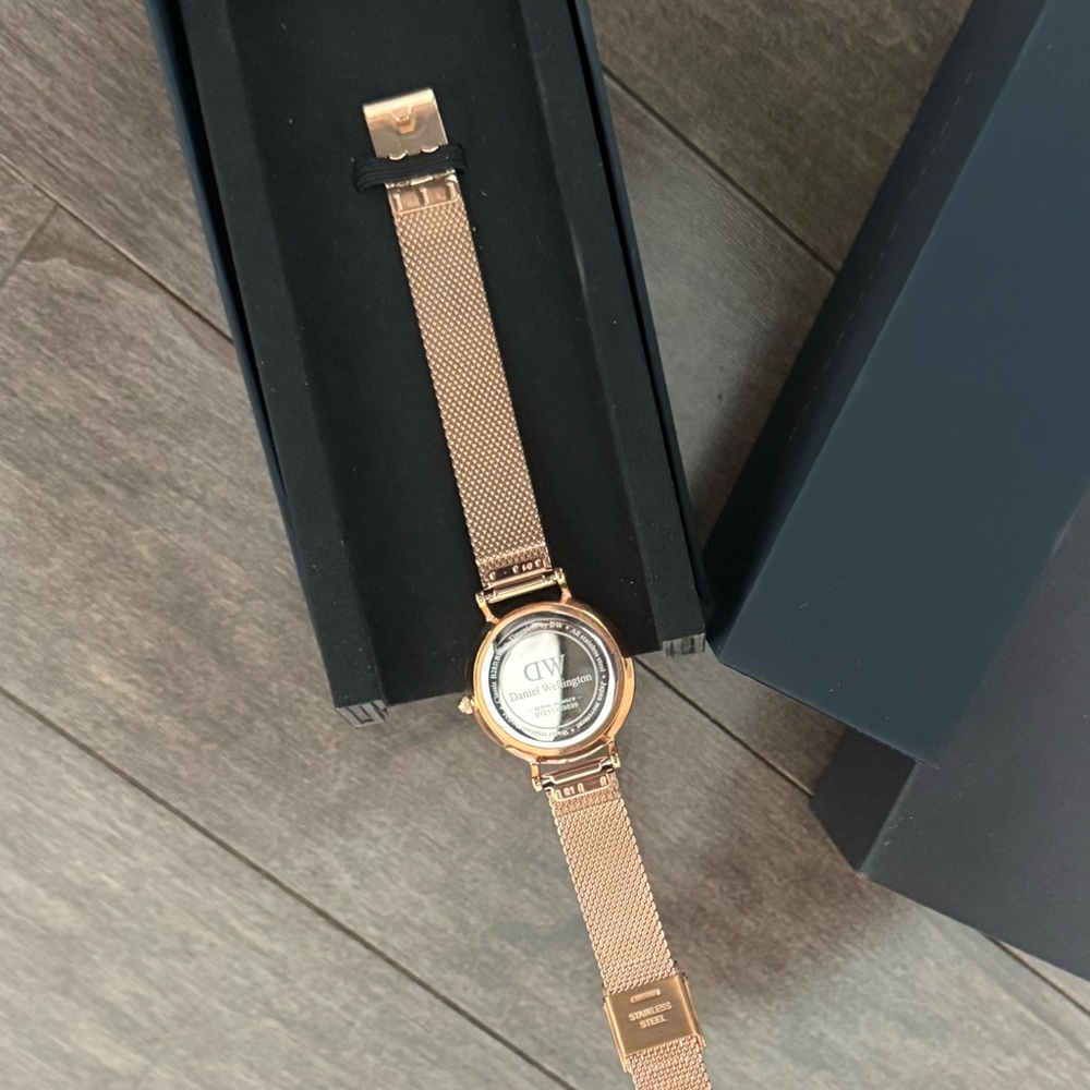 Daniel Wellington rose gold watch - Picture 3 of 4